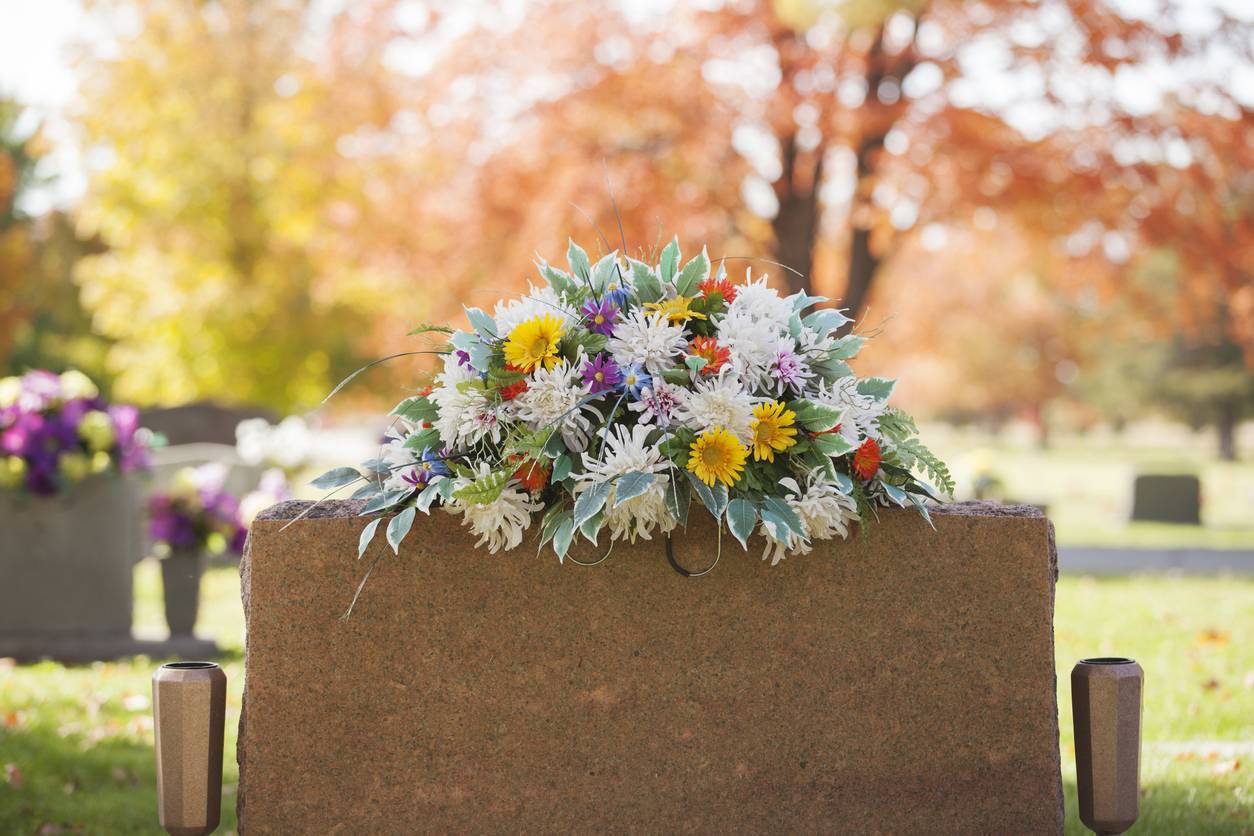 décès soudain rendre hommage funérailles monument funéraire pierre tombale