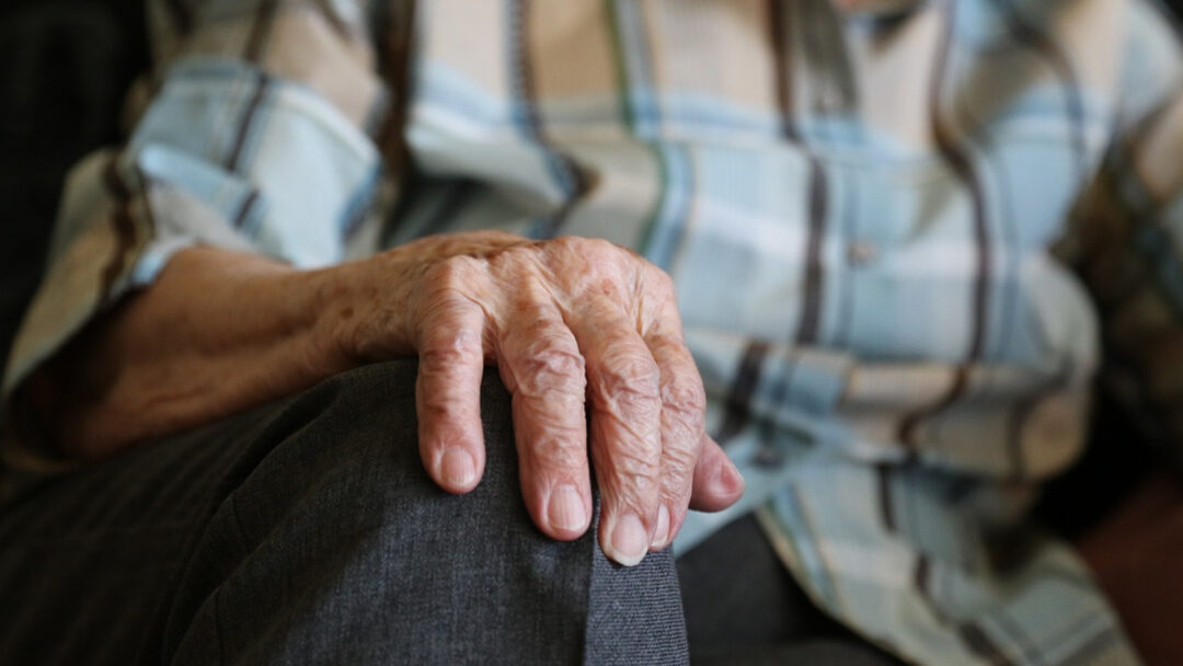 personne agée assise dans un fauteuil