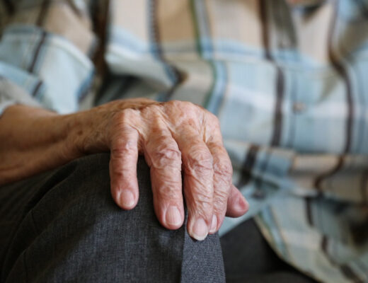 personne agée assise dans un fauteuil